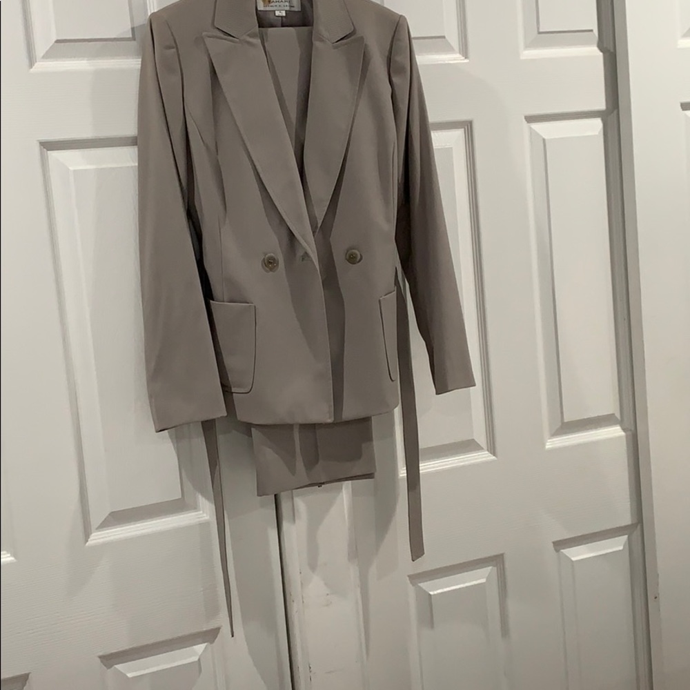 Tahari women’s suit